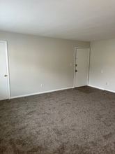 2412 Azalea Garden Rd, Unit 210 in Norfolk, VA - Foto de edificio - Building Photo