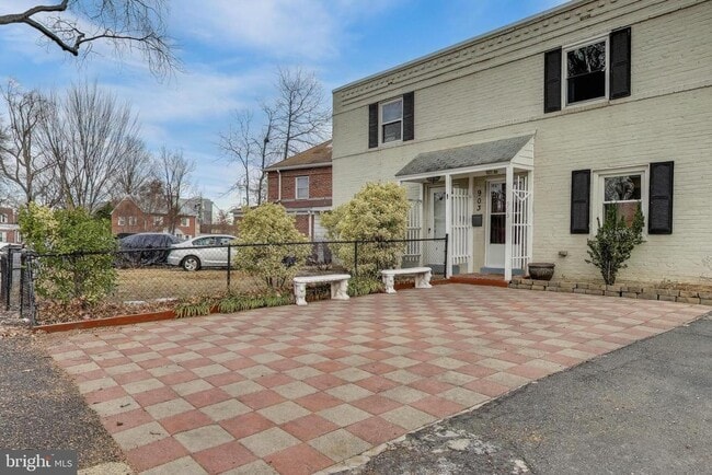 property at 903 S Irving St