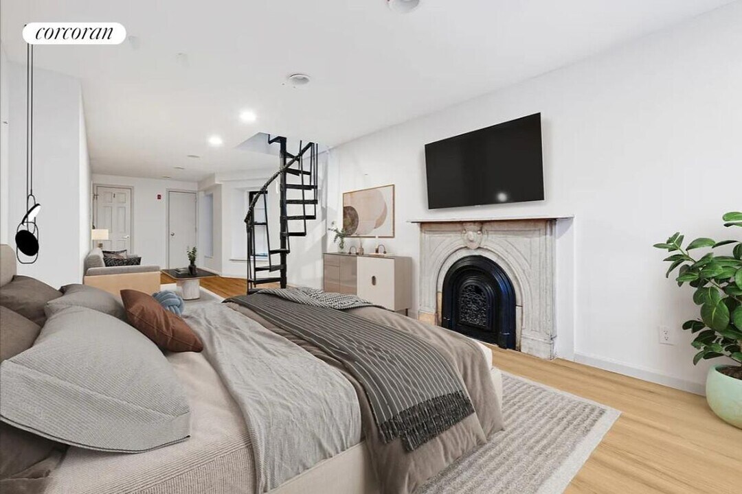 316 W 51st St in New York, NY - Building Photo