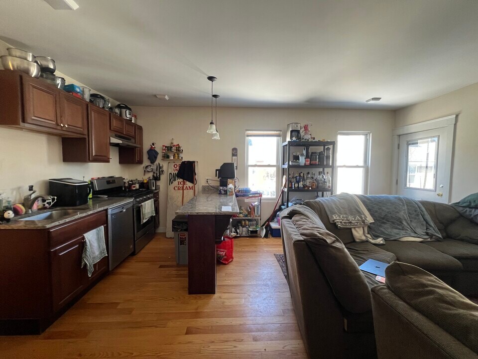 23 Weitz St, Unit 2 in Boston, MA - Foto de edificio