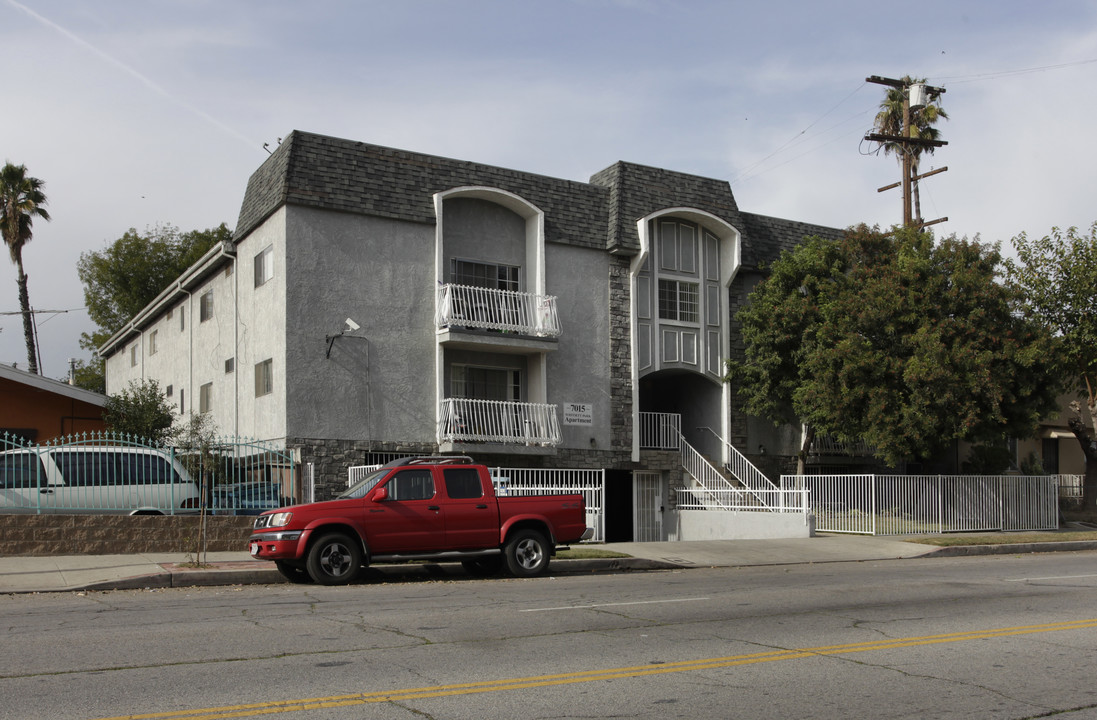 7015 Whitsett Ave in North Hollywood, CA - Foto de edificio