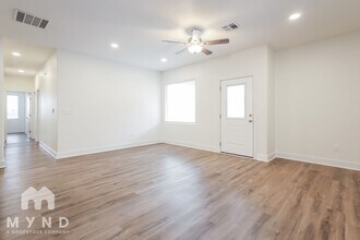 5796 E Bristol Cir in Bel Aire, KS - Foto de edificio - Building Photo