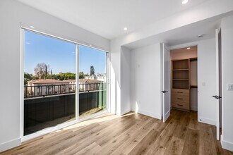 5042 Laurel Canyon Blvd in Valley Village, CA - Building Photo - Building Photo