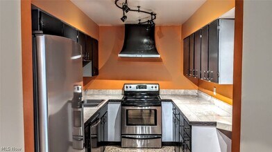 25 Trenton Square in Euclid, OH - Building Photo - Building Photo