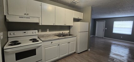 8214 N 17th St-Unit -B in Tampa, FL - Foto de edificio - Building Photo