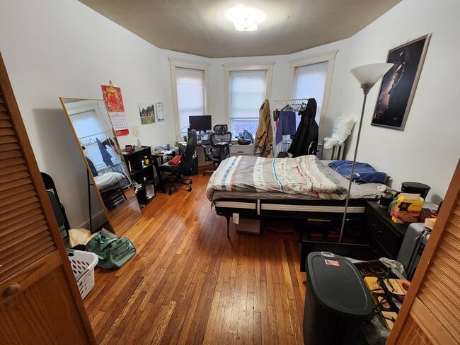 131 Park Dr, Unit 18 in Boston, MA - Foto de edificio - Building Photo