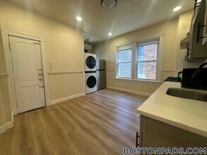 127 Harrishof St in Boston, MA - Building Photo - Building Photo