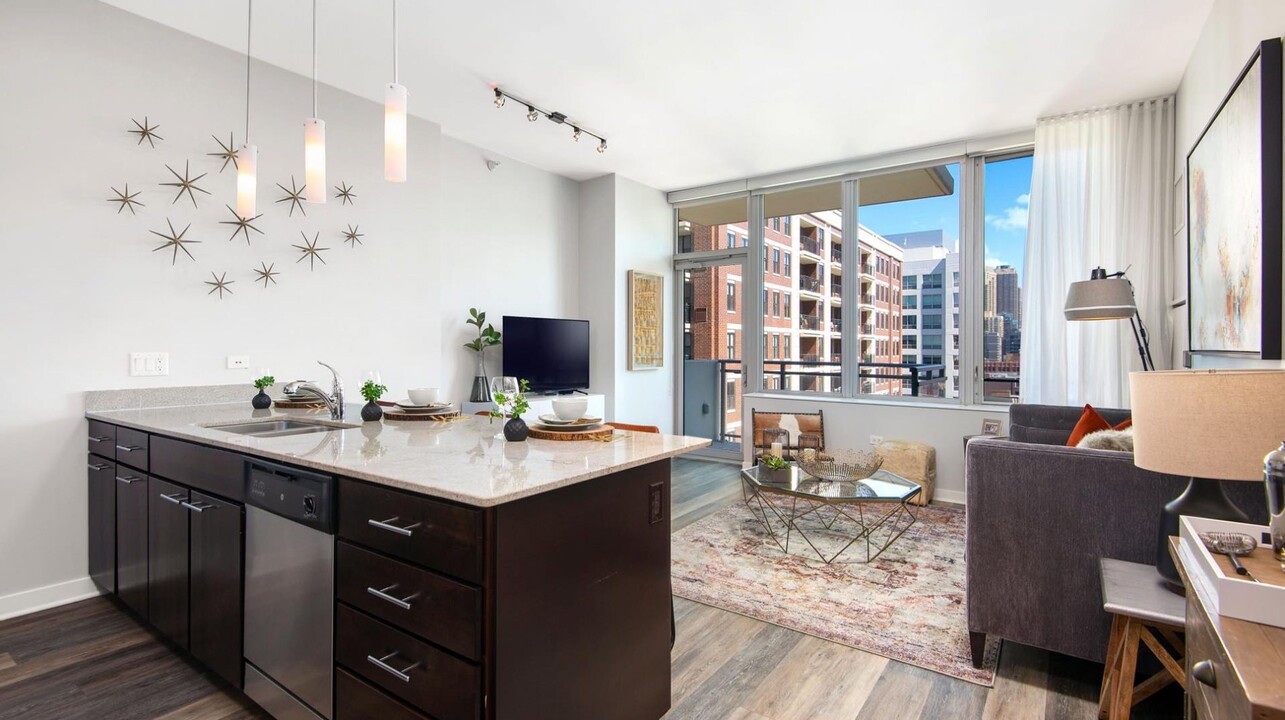 443 W Huron St, Unit 1702 in Chicago, IL - Foto de edificio