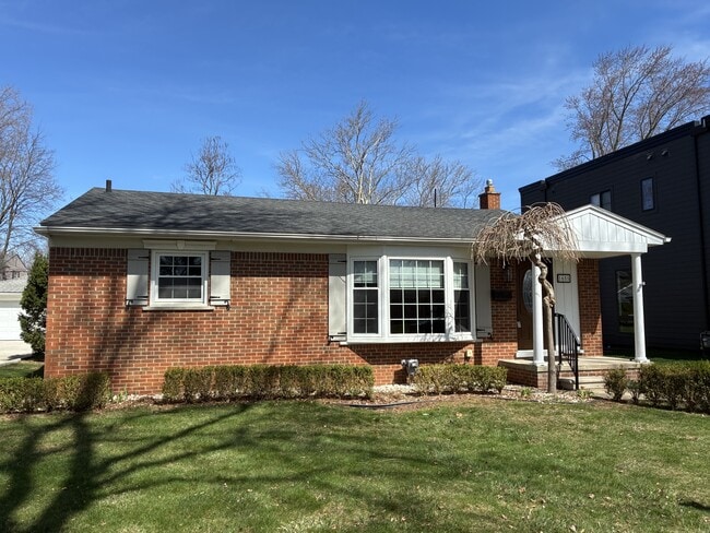 1655 Hazel St in Birmingham, MI - Foto de edificio - Building Photo