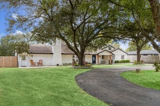 205 W Bayou Dr in Dickinson, TX - Building Photo - Building Photo