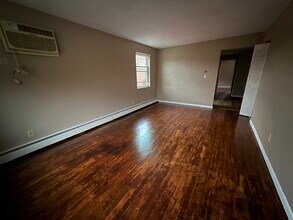 3355 Parkcrest Ln in Cincinnati, OH - Foto de edificio - Building Photo