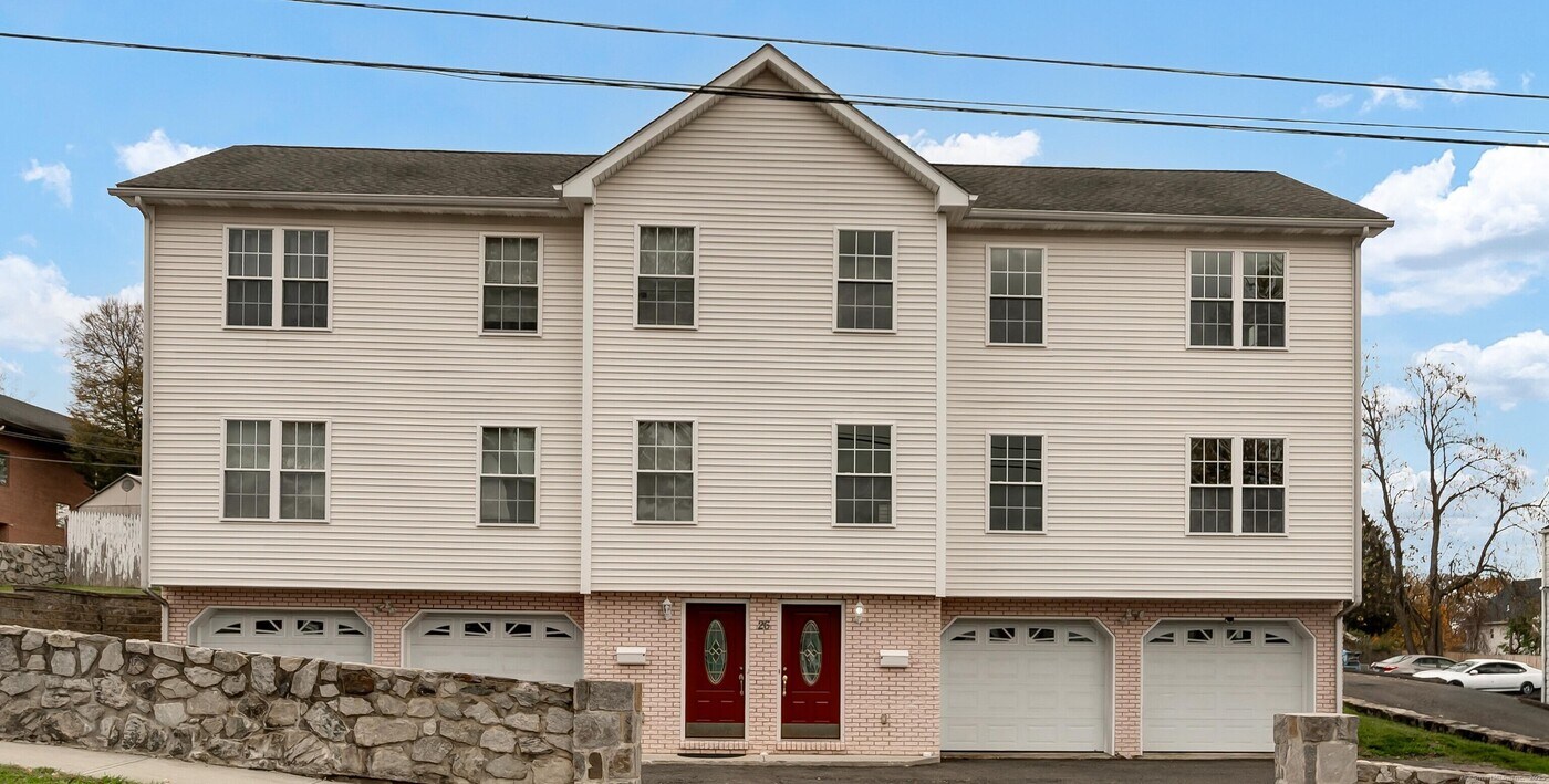 26 Roger Ave in Danbury, CT - Building Photo