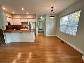 533 NE Suttle St in Portland, OR - Building Photo - Building Photo