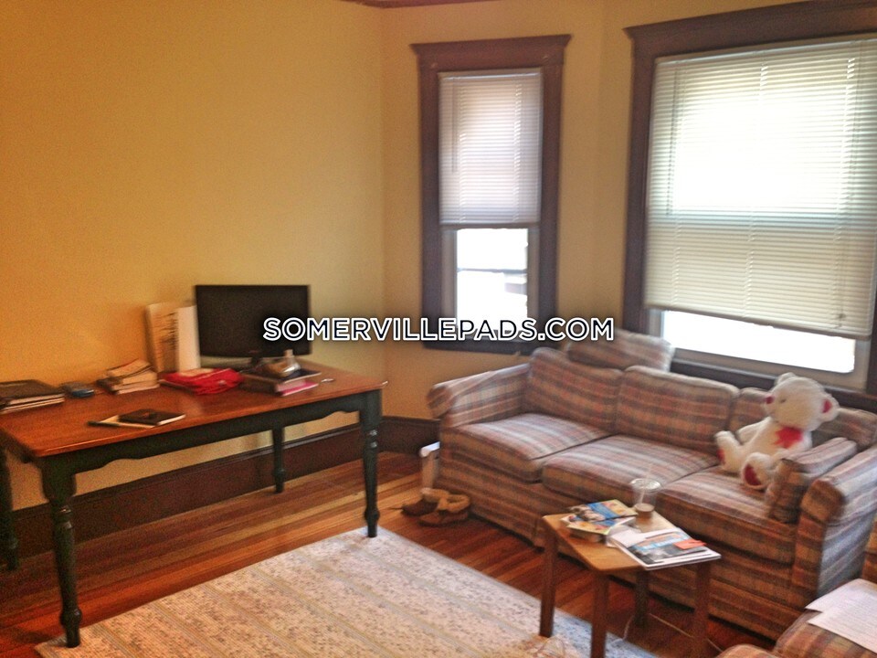 106 W Adams St in Somerville, MA - Building Photo