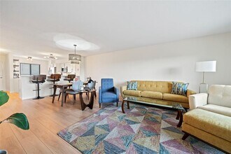 2240 N Cypress Bend Dr in Pompano Beach, FL - Foto de edificio - Building Photo