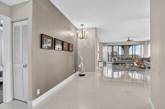 7578 Regency Lake Dr in Boca Raton, FL - Building Photo - Building Photo