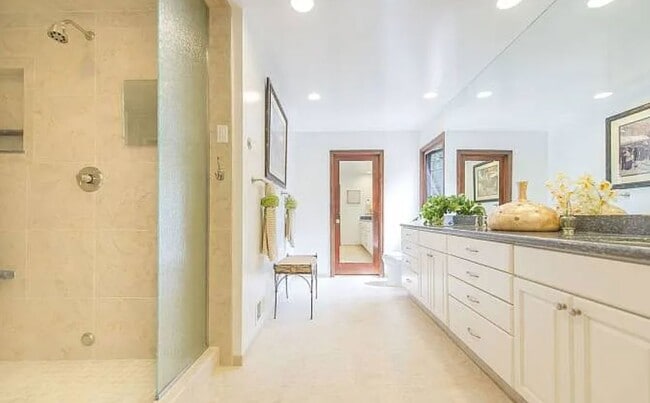 2225 Summit Dr in Hillsborough, CA - Building Photo - Building Photo