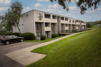 Indian Ridge Luxury Apartments in Johnson City, NY - Foto de edificio - Building Photo