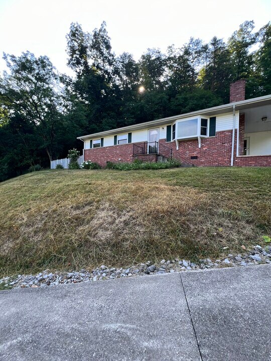 4012 Woodward Drive in Charleston, WV - Building Photo