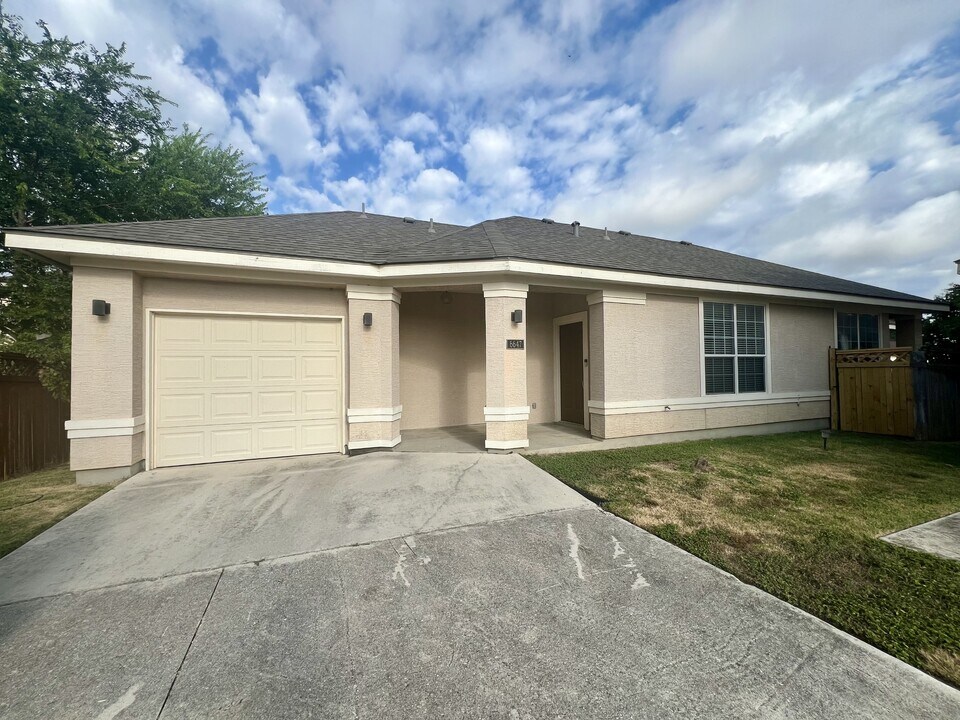 6647 Biscay Bay in San Antonio, TX - Foto de edificio