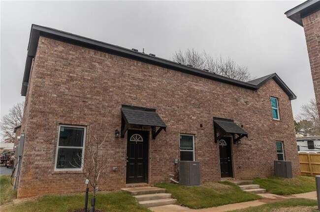 1350 N Porter Rd in Fayetteville, AR - Foto de edificio - Building Photo