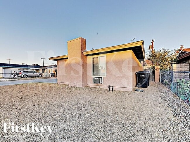 1321 Hewitt St, Unit B-B301 in Las Vegas, NV - Foto de edificio - Building Photo