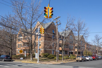 10 Canterbury Rd in Great Neck, NY - Foto de edificio - Building Photo