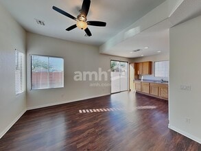 5283 Railroad River Ave in Las Vegas, NV - Foto de edificio - Building Photo