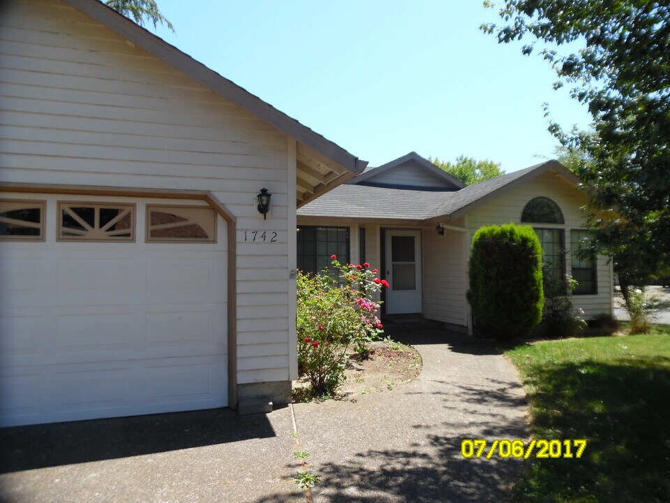 1742 SE Queenborough St in McMinnville, OR - Building Photo