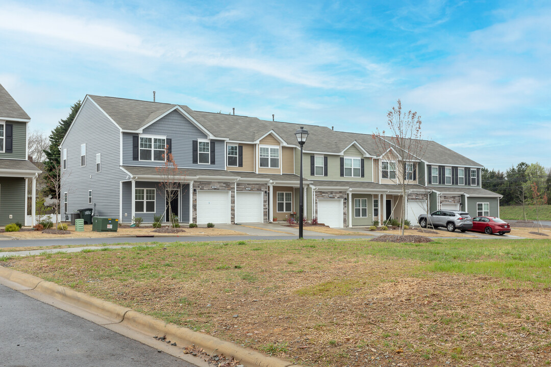 McDowell Crossing in Charlotte, NC - Building Photo