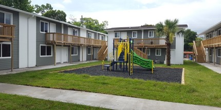 Tree Hill Apartments & Townhomes in Jacksonville, FL - Building Photo - Building Photo