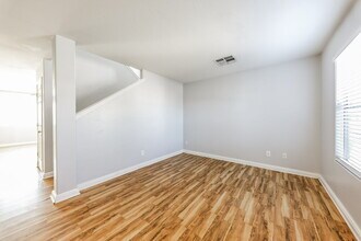 16809 W Central St in Surprise, AZ - Foto de edificio - Building Photo