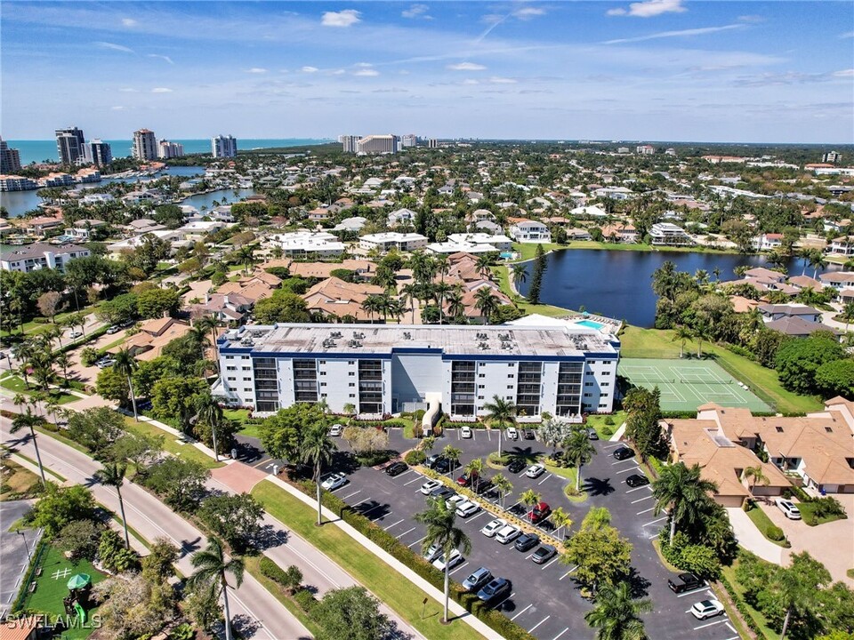 555 Park Shore Dr in Naples, FL - Building Photo