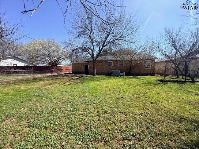 105 S Mulberry St in Archer City, TX - Building Photo - Building Photo