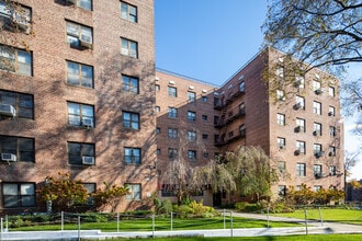 8740 Francis Lewis Blvd in Queens Village, NY - Building Photo - Building Photo