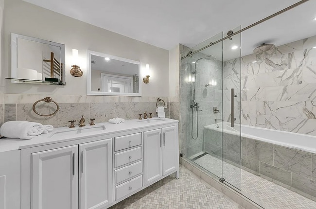 32 E 74th St, Unit 1 in New York, NY - Building Photo - Building Photo