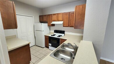 5713 Legacy Crescent Pl in Riverview, FL - Building Photo - Building Photo