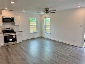 8128 Sterlingshire St in Houston, TX - Foto de edificio - Building Photo