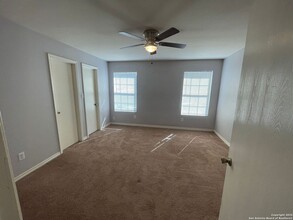 6402 Summit Oak in San Antonio, TX - Building Photo - Building Photo