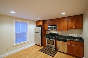 422 Franklin St, Unit 1L in Cambridge, MA - Building Photo