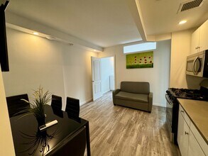 433 W 53rd St in New York, NY - Building Photo - Building Photo