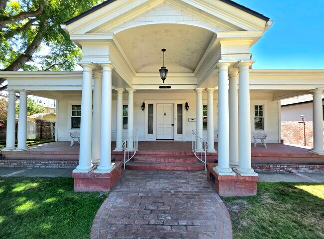 135 N Lincoln Ave in Manteca, CA - Foto de edificio - Building Photo