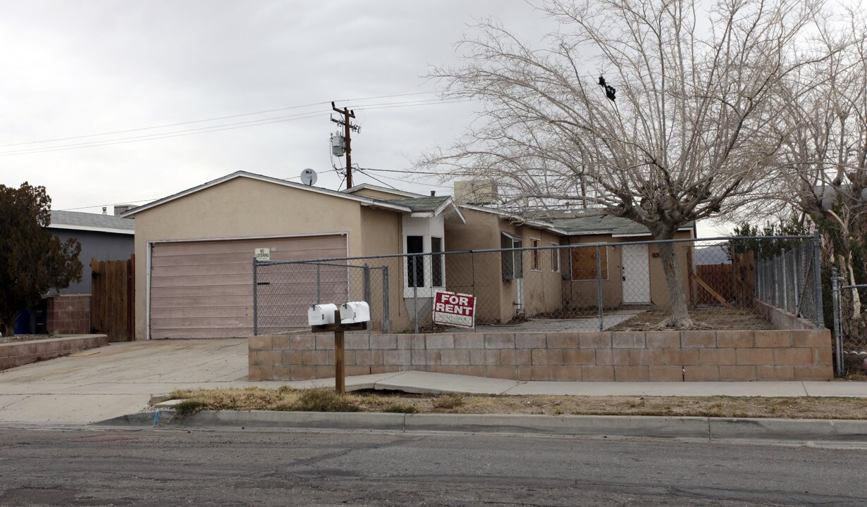 821-823 Frederick St in Barstow, CA - Building Photo