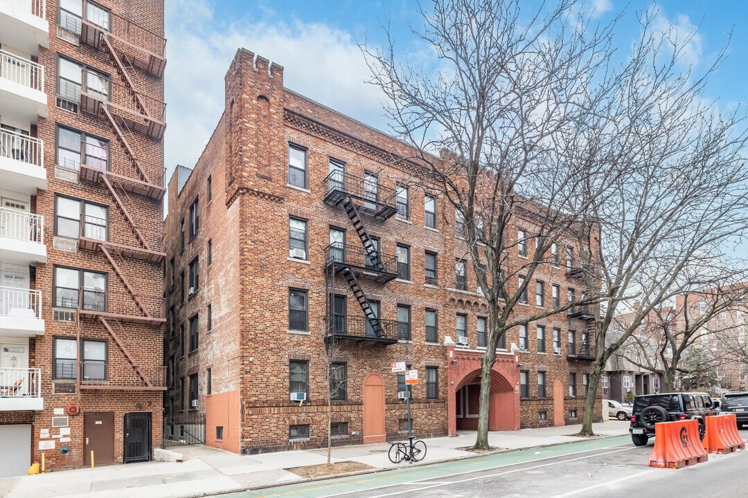 3145 Crescent St in Long Island City, NY - Building Photo