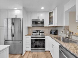 7840 NW 50th St, Unit 404 in Lauderhill, FL - Building Photo