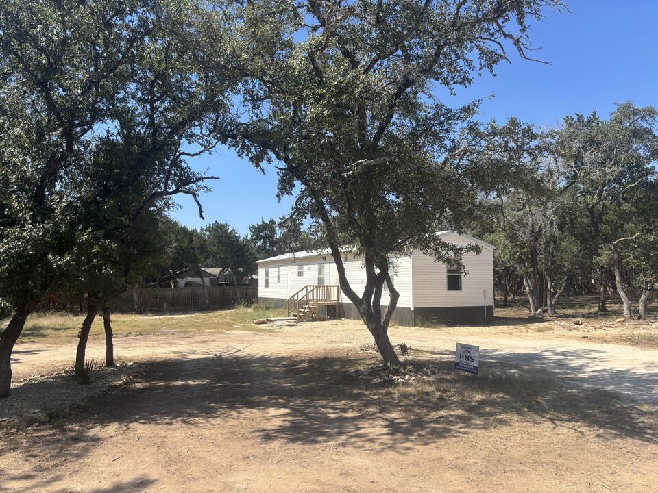 434 Cedar Hill Rd in Bandera, TX - Foto de edificio