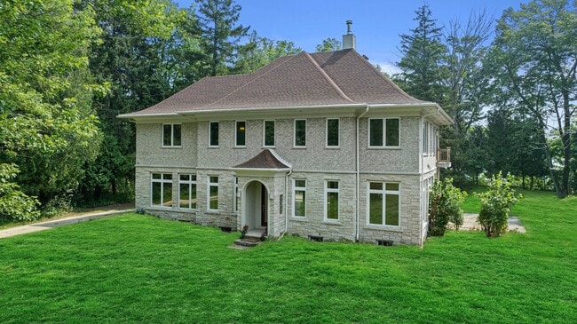 598 Lake Shore Rd in Grafton, WI - Building Photo - Building Photo