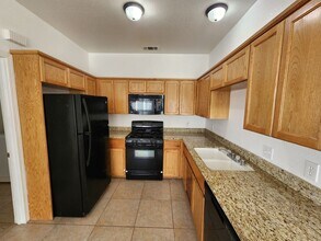 8536 Aspen Ave, Unit 8536 Aspen Ave # B in California City, CA - Building Photo - Building Photo