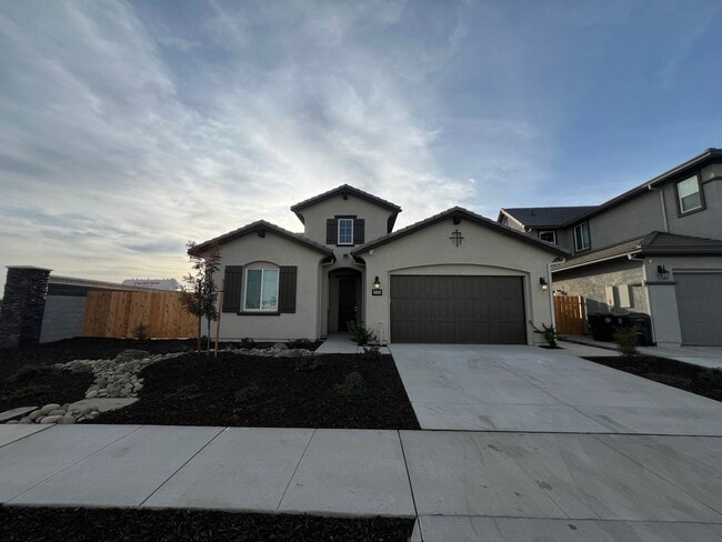 2585 Grand Lake Ln in Manteca, CA - Foto de edificio - Building Photo