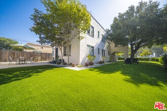 1083 S Rimpau Blvd in Los Angeles, CA - Building Photo - Building Photo